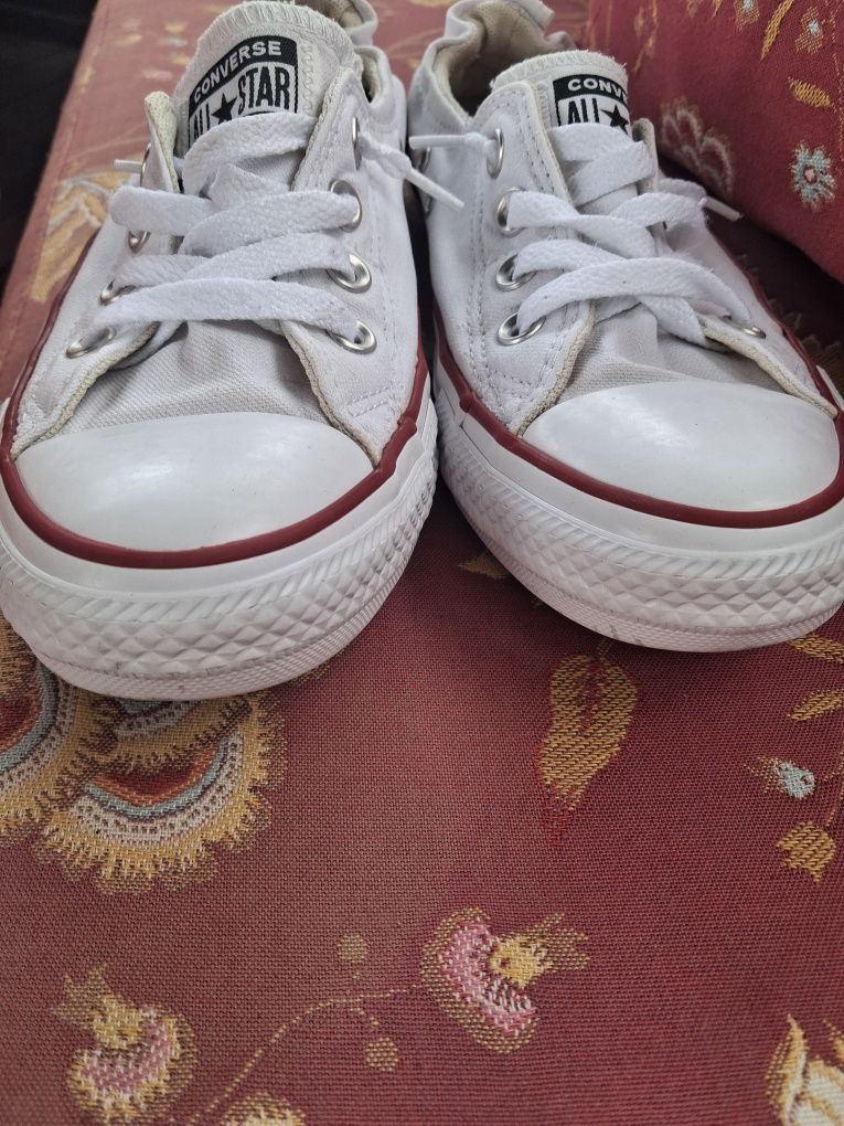 Białe trampki converse