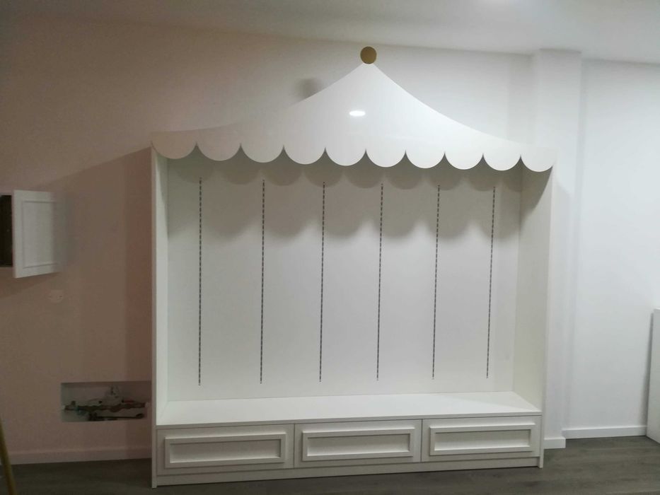 Estante para roupa em laminado