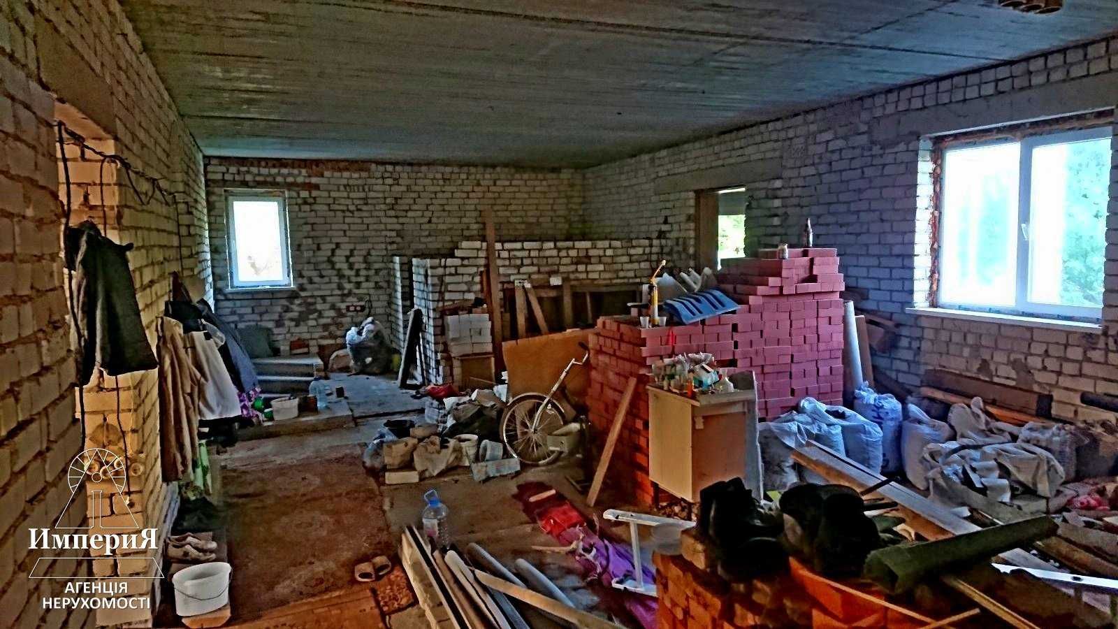 Продам большой дом в Центре Шкаровки.