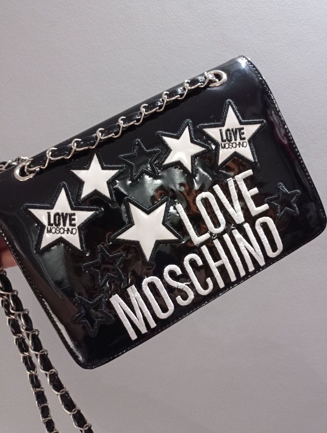 Wyprzedaż Love Moschino czarna torebka na ramię lakiwrowana