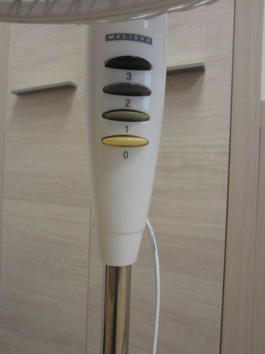 Biały wentylator stojący z łopatkami, regulowana wysokość