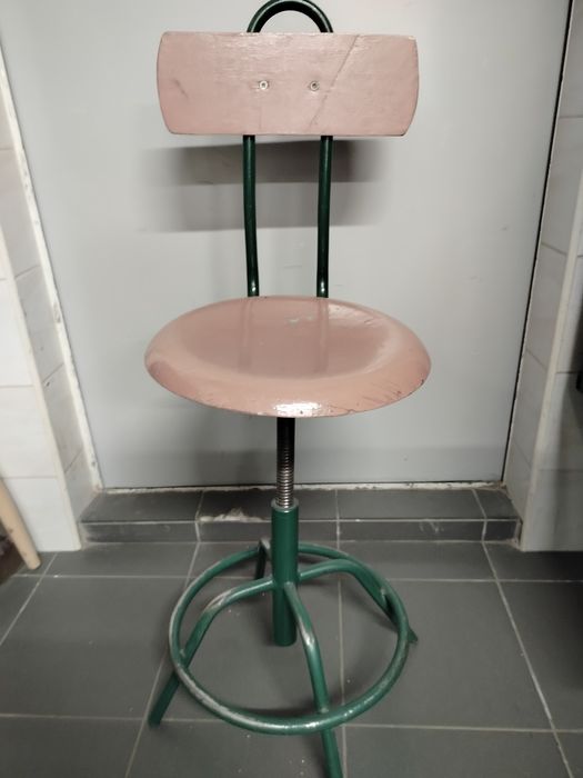 Czwórnóg z siedziskiem i oparciem drewnianym krzesło warsztatowe ideal