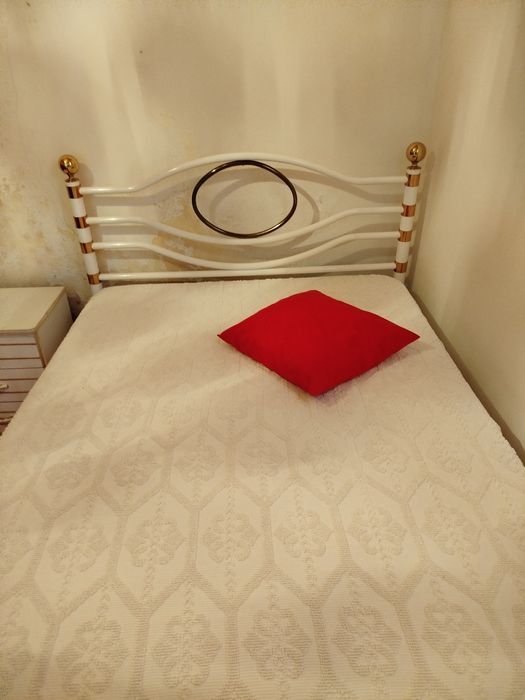 Cama com mesa de cabeceira
