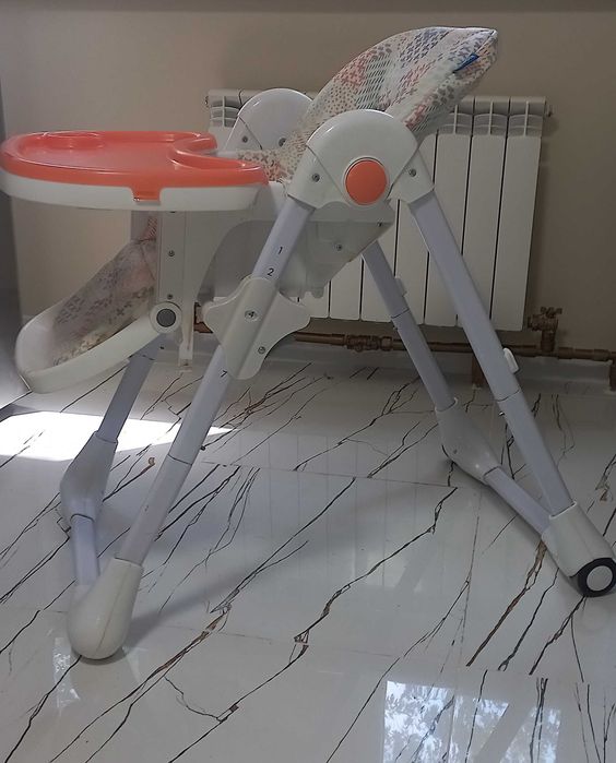 Дитячий столик для годування