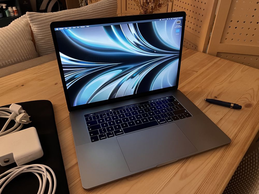 MacBook Pro 15 + I9 6 core + 32GB Ram + 1Tb SSD + Touch Bar