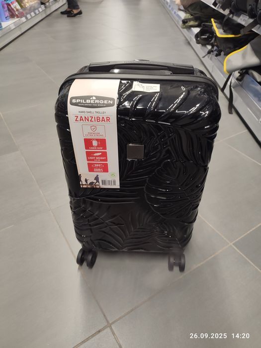 Nowa czarna walizka podróżna kabinowa