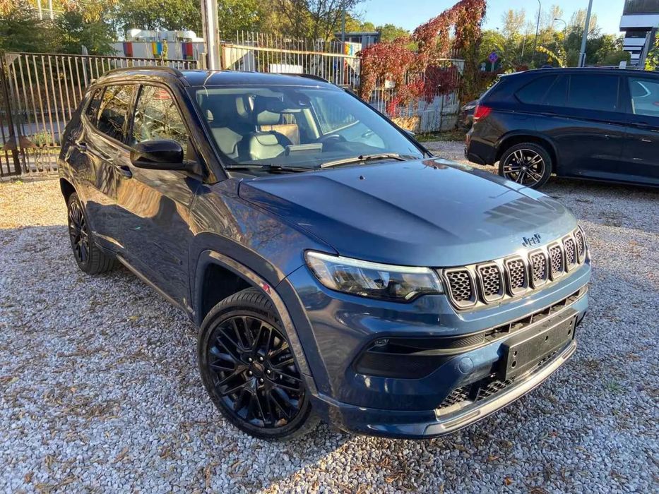 Jeep Compass Doskonały Jeep Compass z niskim przebiegiem i minimalnymi uszkodzeniam