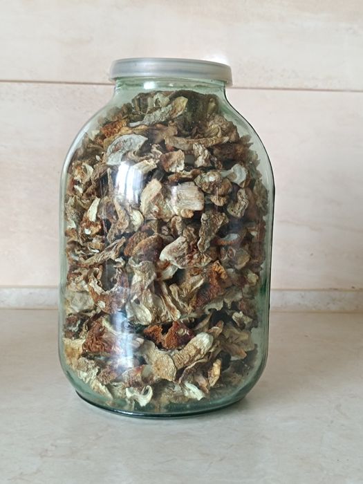 Продам білі сушені гриби.