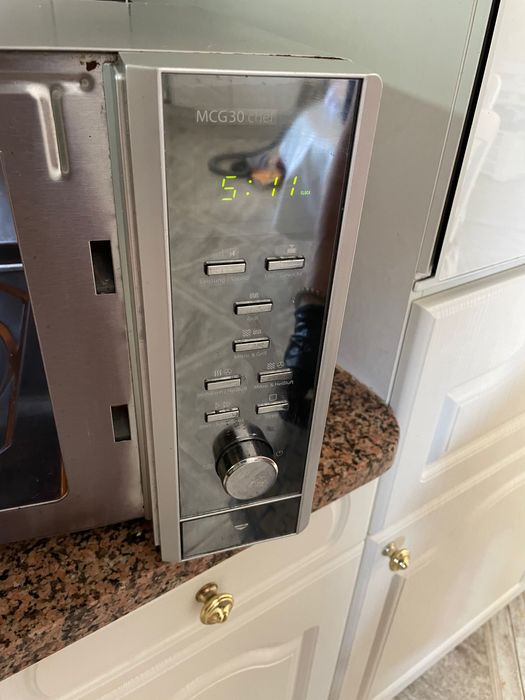 Microondas MCG30 Caso em bom estado
