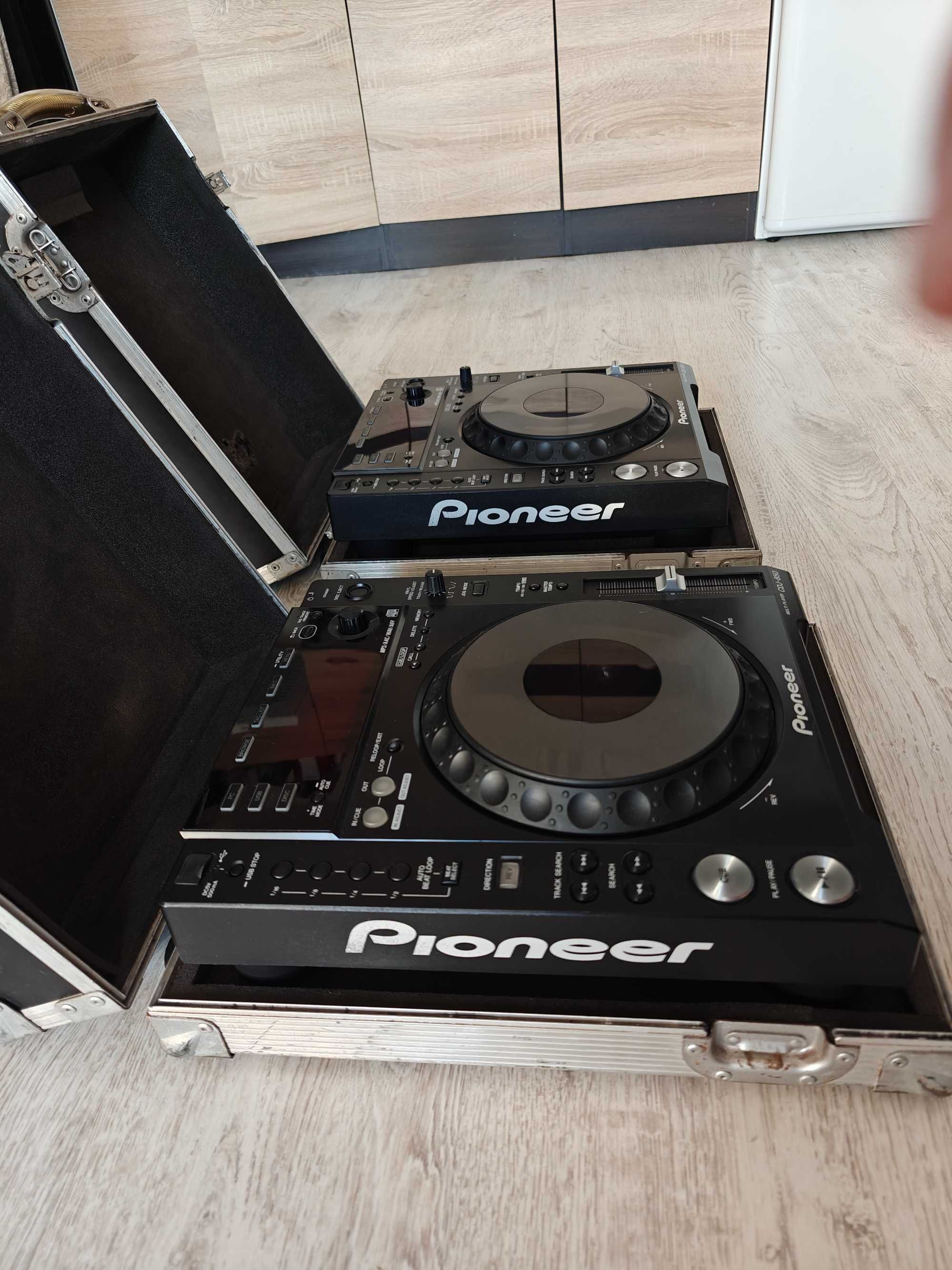 PIONEER 2xCDJ 850 stan bdb+, 2 case gratis