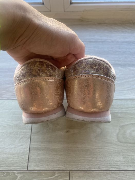 Продам б/у кросівки для дівчинки Bata 31 розмір