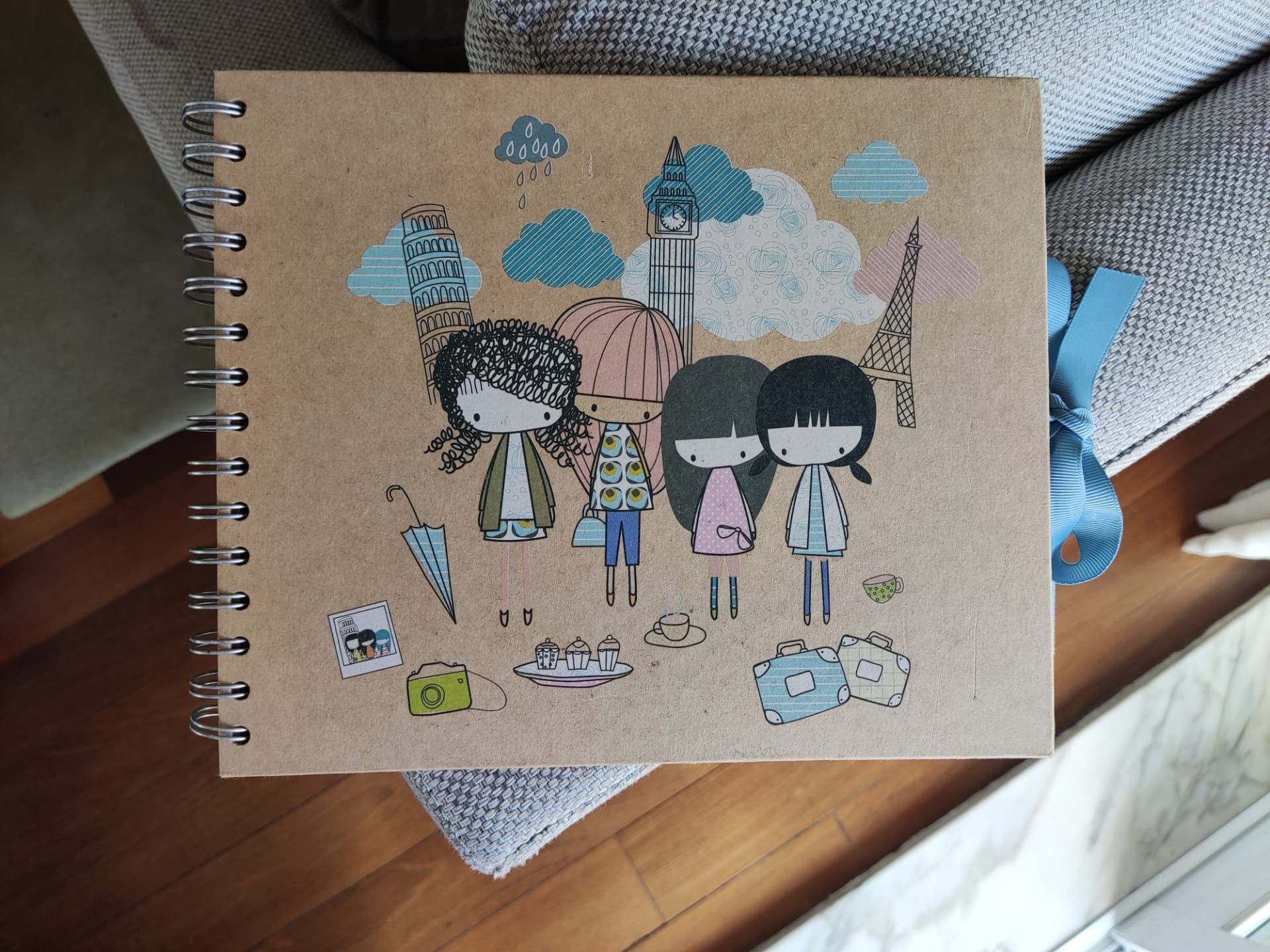 Caderno/Álbum/Bloco Desenho da "Paperchase" - meninas/raparigas viagem