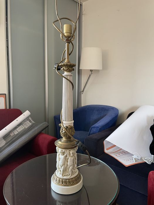 DUŻA mosiężna lampa z postaciami w korowodzie