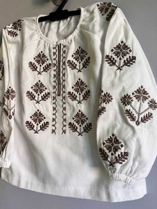 Дитячі вишиванки для дівчинки молочна блуза з довгим рукавом в школу