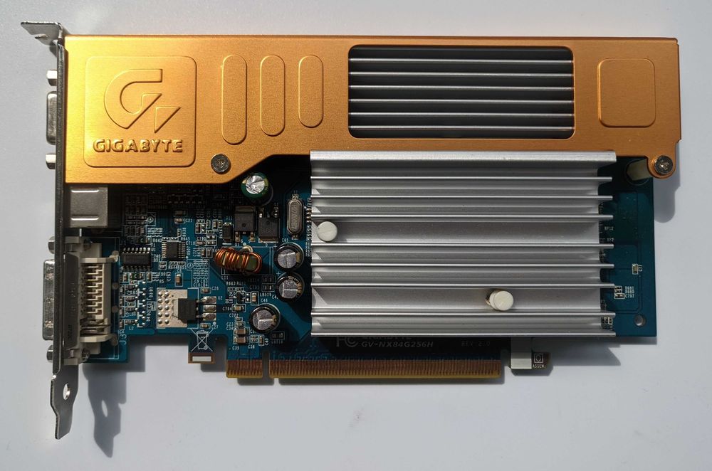 Видеокарта Gigabyte GeForce 8400 GS PCI-E 256 Mb (GV-NX84G256H) идеал.