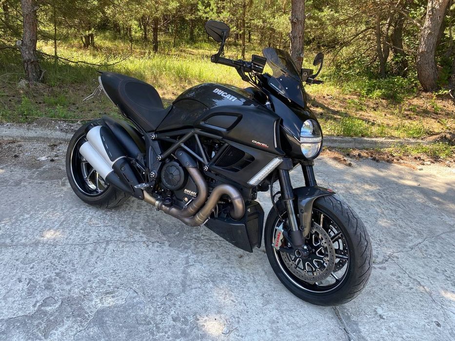 Ducati diavel carbon версія
