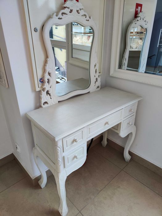 klasyczna biała toaletka z lustrem