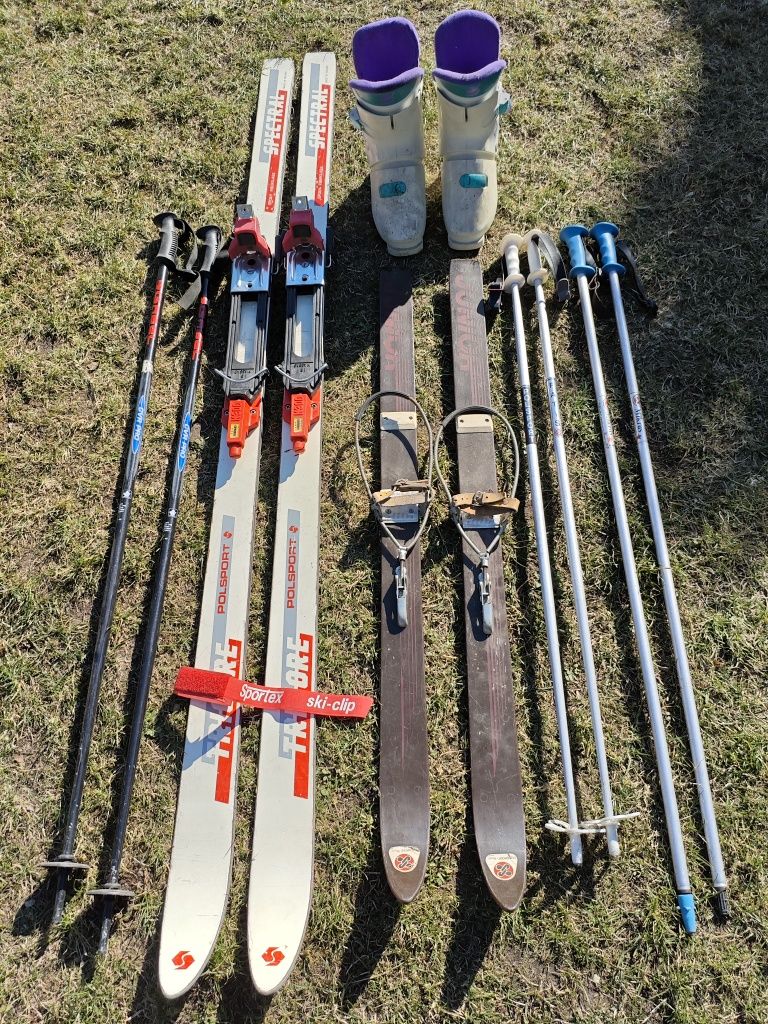 Dwa komplety nart Polsport, kijki, buty, zapięcia