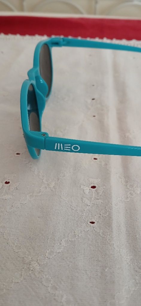 Óculos azuis, Meo, novos