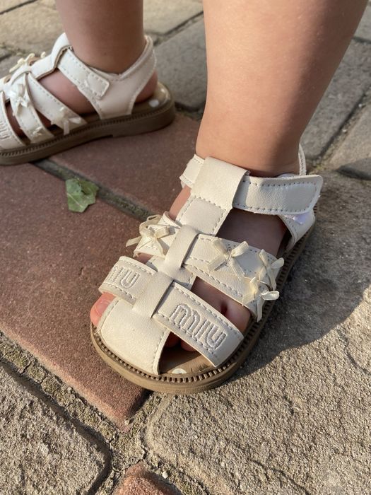 Дитячі сандалі для дівчинки