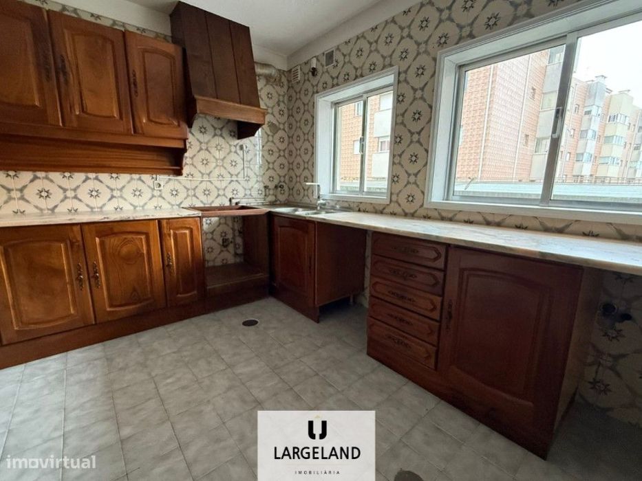 Apartamento Tipo T3+1 com Cave em Esgueira