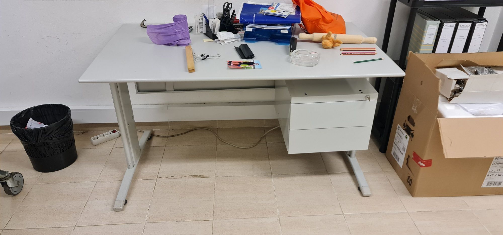 Mesa de escritorio com cadeira e mesa de reuniao