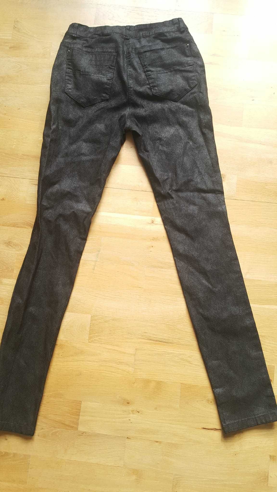 Czarne jeansy z zamkami