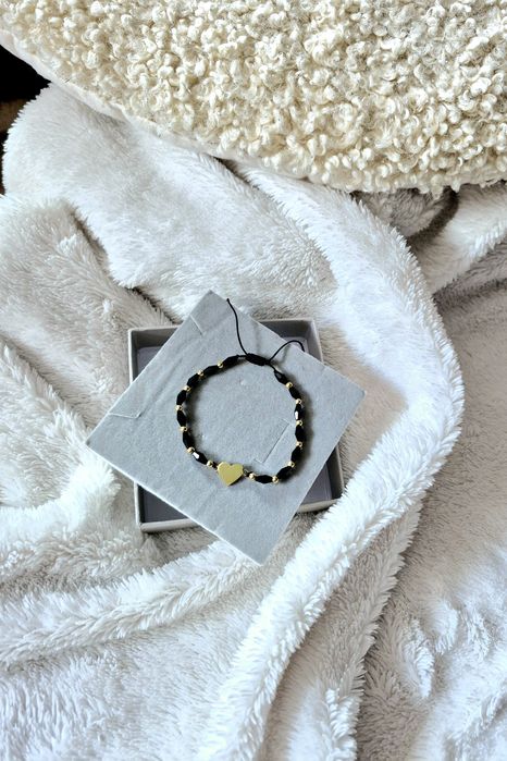 Bransoletka zaciągana makrama czarne koraliki złote serce