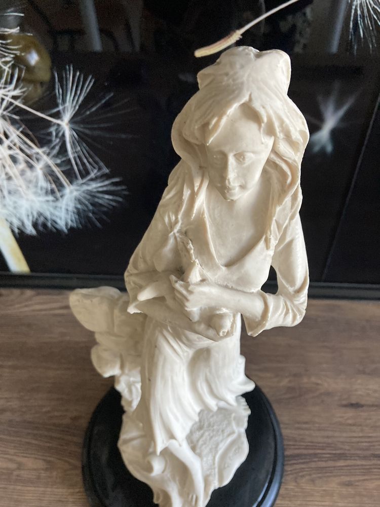 Figurka kobieta z gołębiem alabaster