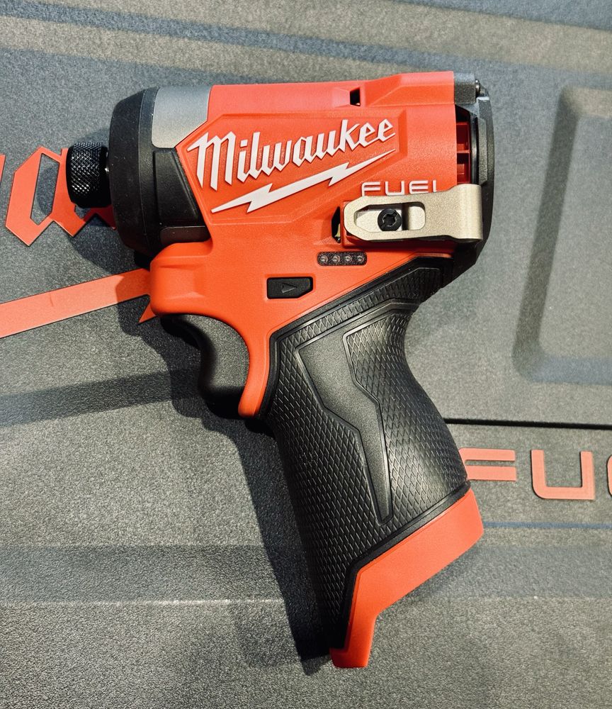Nowa zakrętarka udarowa Milwaukee M12 FID2 + 2xAku 2.0Ah + Ładowarka