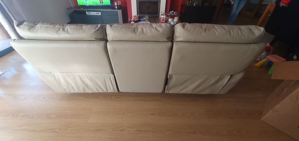 Sofá em pele creme de 3 lugares