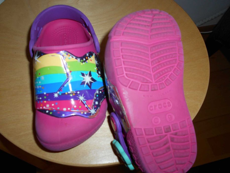 Crocs comfort que brilham ao pular 25/26