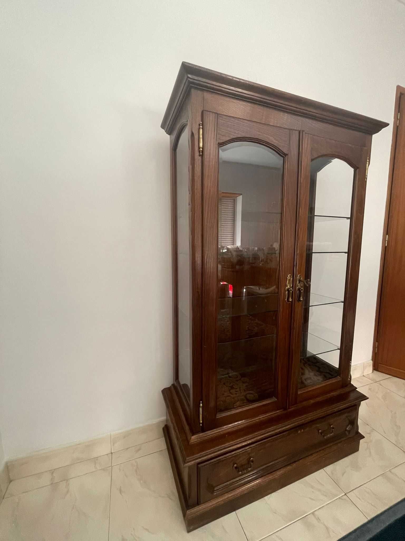 Móveis aparador e cristaleira conjunto para sala de jantar.