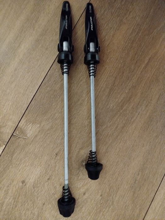 Zaciski kół szosowych Fulcrum i Shimano QR