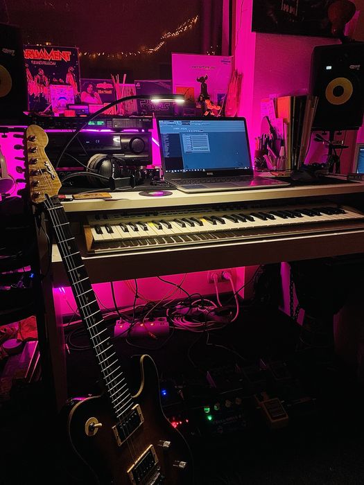 Уроки гітари на студії звукозапису.