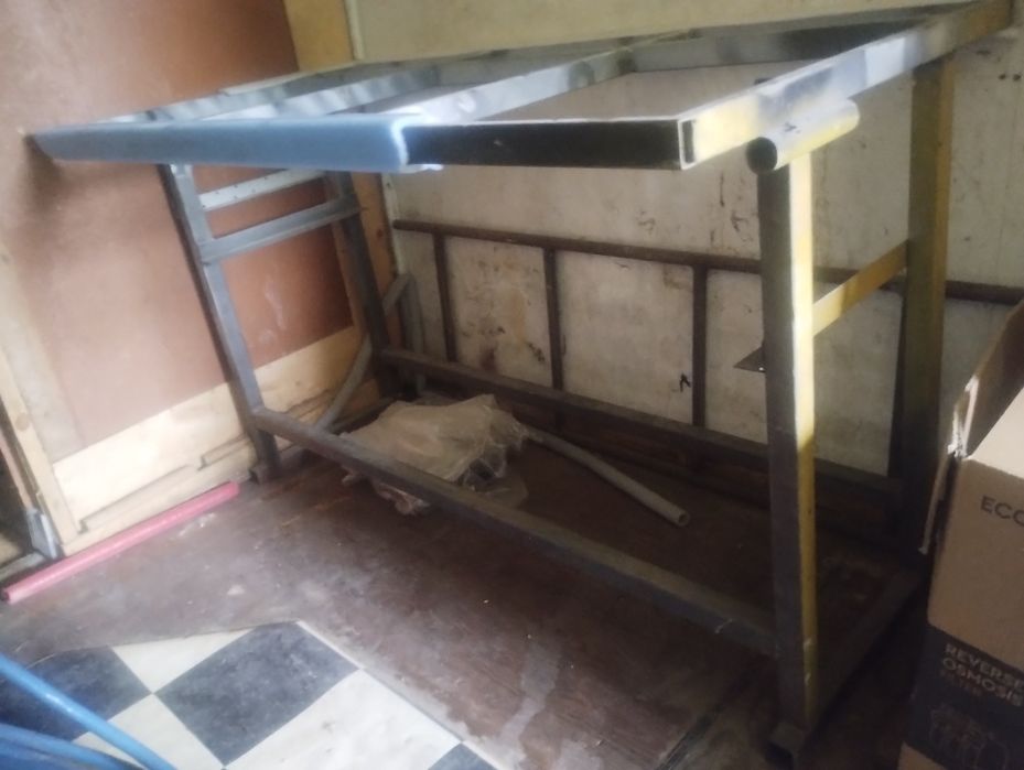 Продам железный стол для работы с металлом, ДСП.