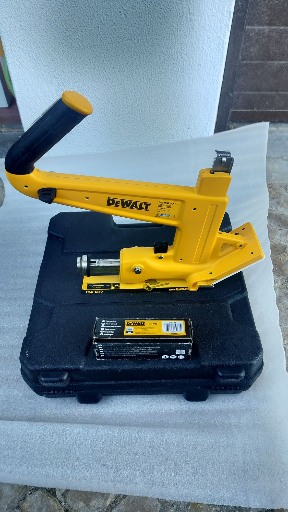Pregadora Manual para Soalhos DeWalt DMF 1550 XJ