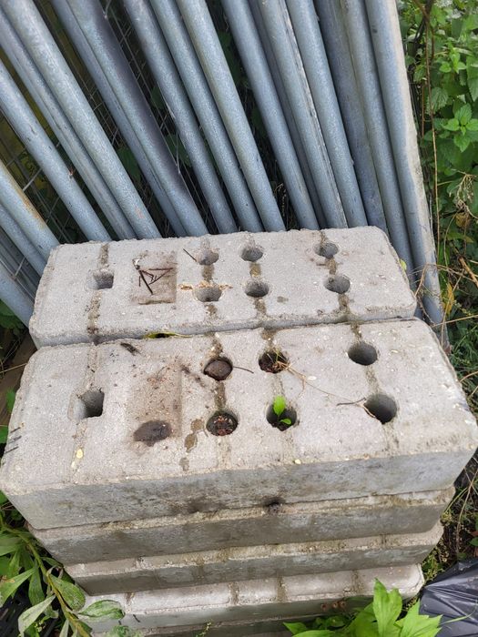 Płot budowlany ze stopami