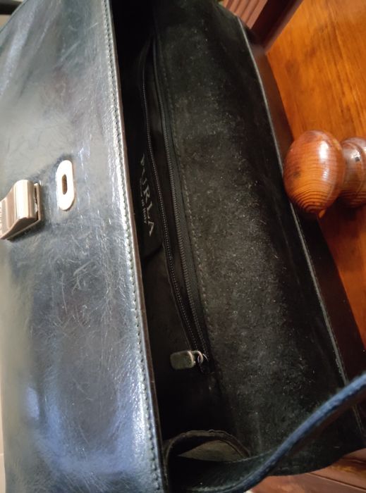 Mala de ombro preta em pele, marca Furla