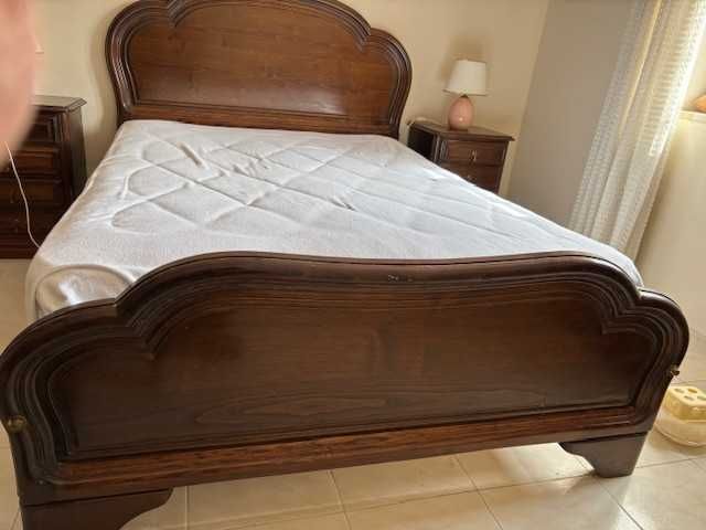 Quarto de casal completo, em madeira (castanho)