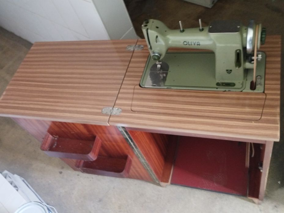 Máquina de costura Oliva com móvel