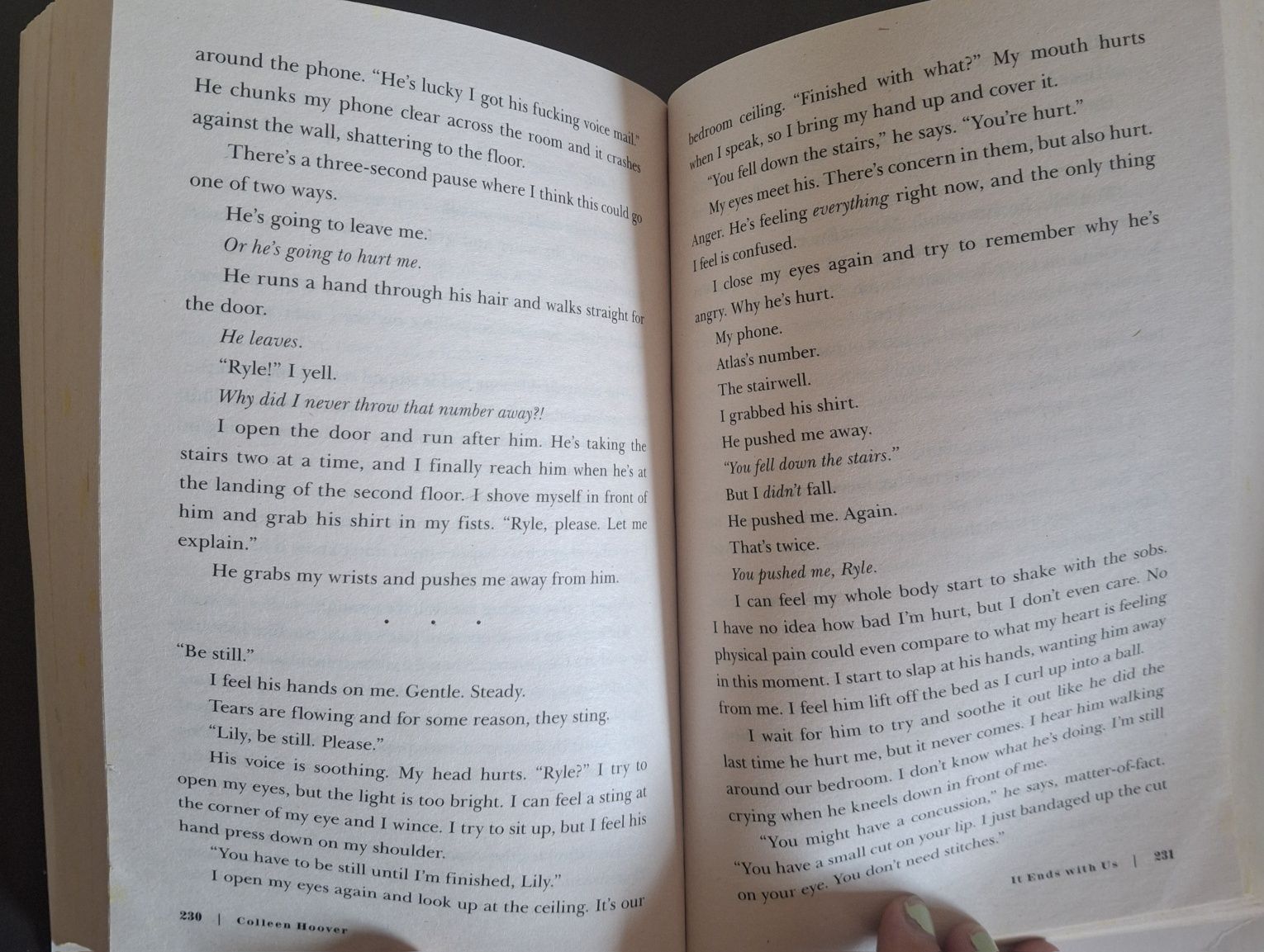 Livro "It Ends With Us" de Colleen Hoover