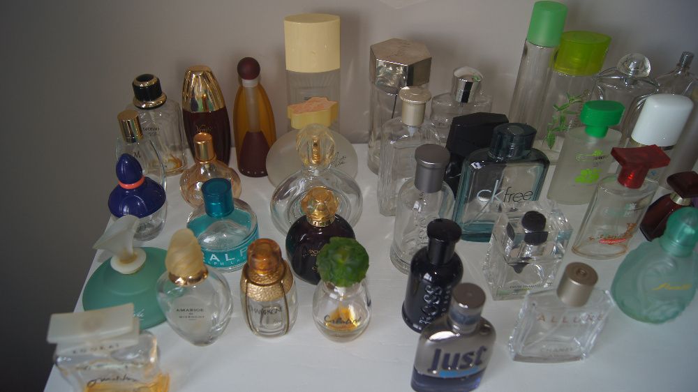 54 frascos de perfumes vazios