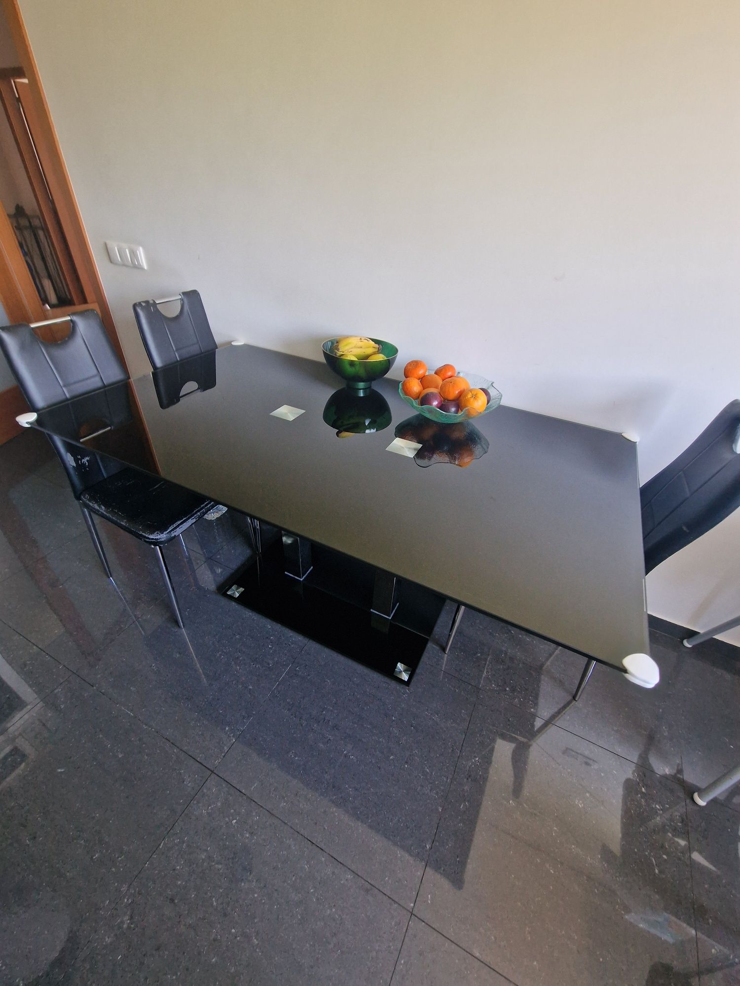 Mesa de cozinha conforama , como nova, ofereço cadeiras