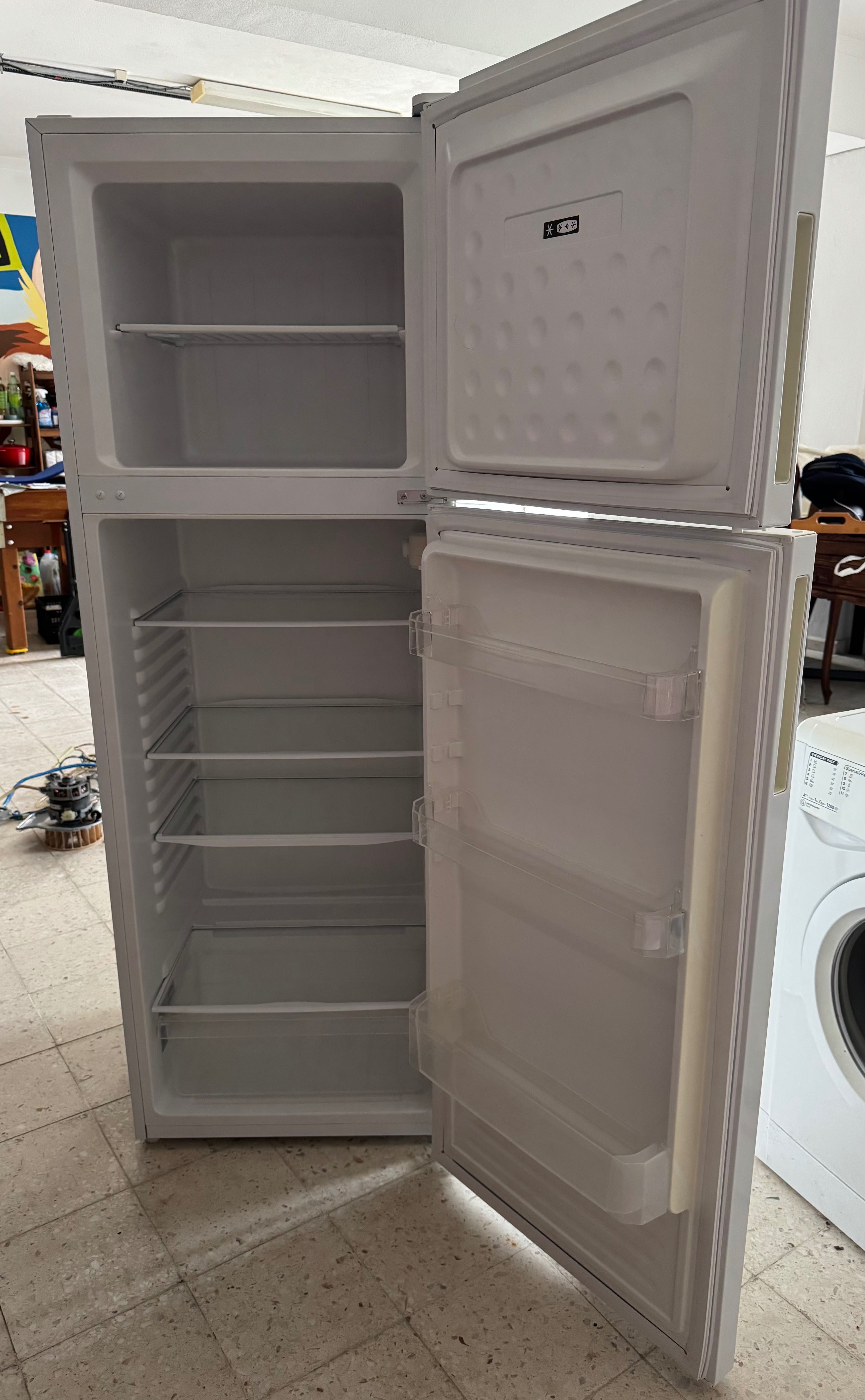 Frigorífico com duas portas Indesit
