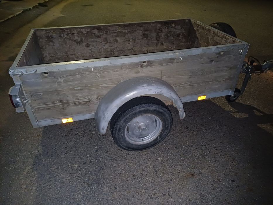 Atrelado com travão de enercia reforçado