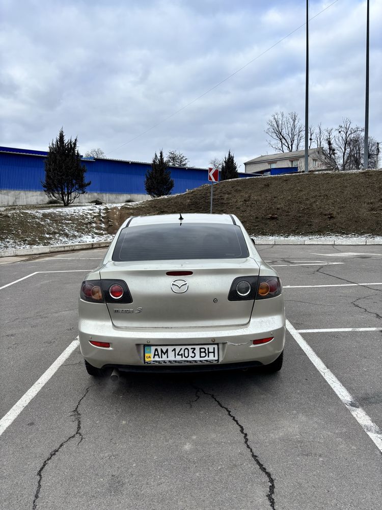 Мазда 3.
