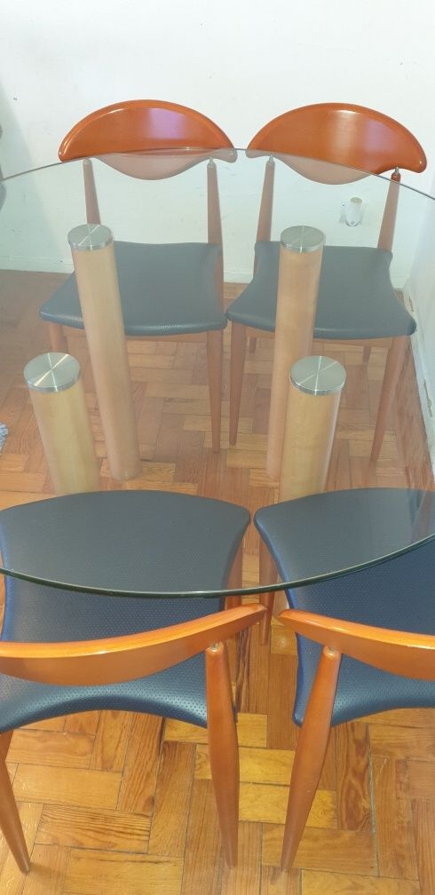 Mesa redonda de vidro com cadeiras