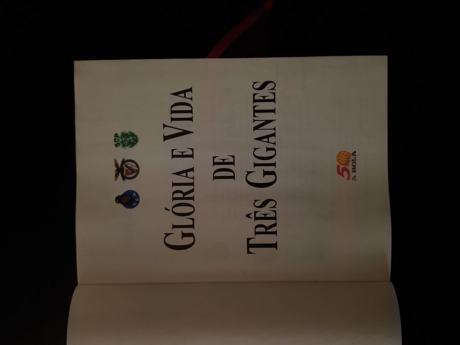 "Glória e Vida de Três Gigantes", editado pelo jornal "A Bola".