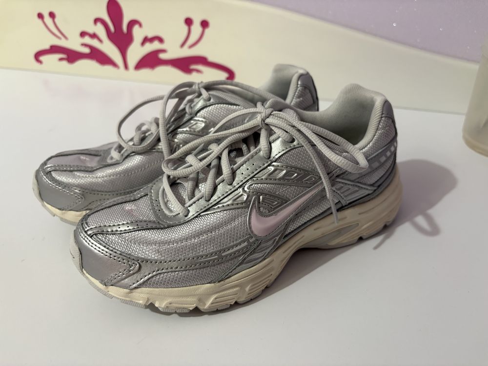 Жіночі кросівки Nike Initiator 38,5 сірі